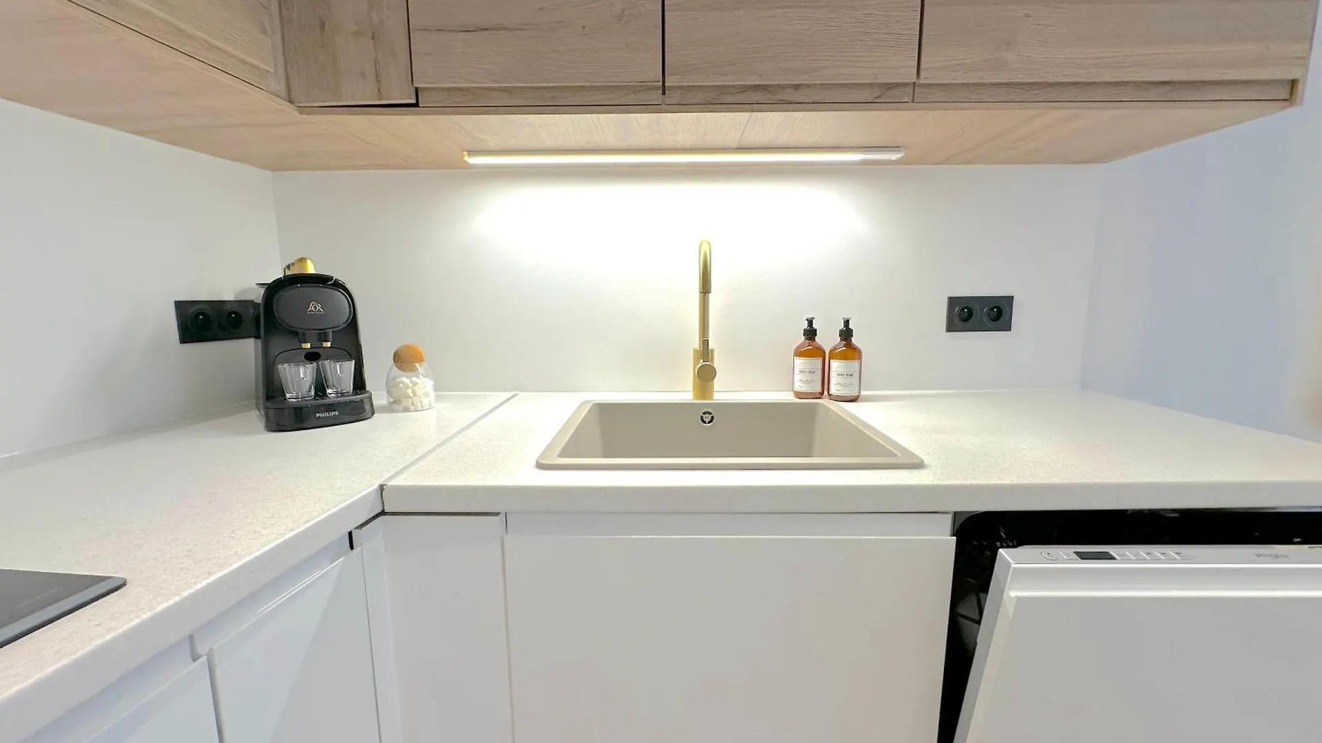 Apartment Monaco # Menton - 6 Persons - 2 Bedrooms - Full Renovated - Private Parking - Hypercenter - Clim - Beach And Sun